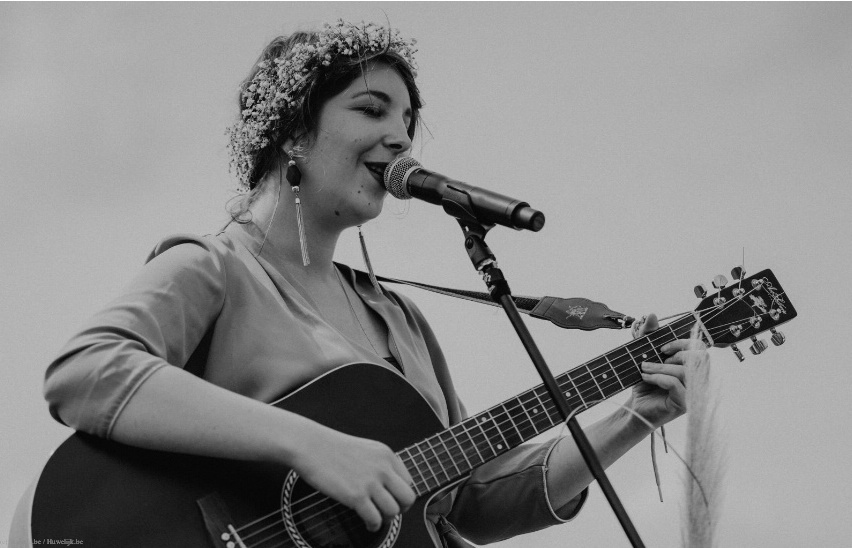 CERISE SUR LA GUITARE